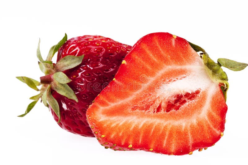 Les fruits du rouge ont coupé des fraises d'isolement sur le fond blanc images stock Les fruits du rouge ont coupé des fraises d'isolement sur le fond blanc images stock
