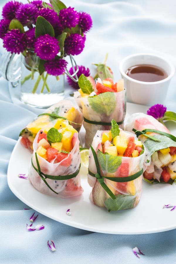 Les fruits frais jaillissent Rolls pour la consommation d'été photo stock Les fruits frais jaillissent Rolls pour la consommation d'été photo stock