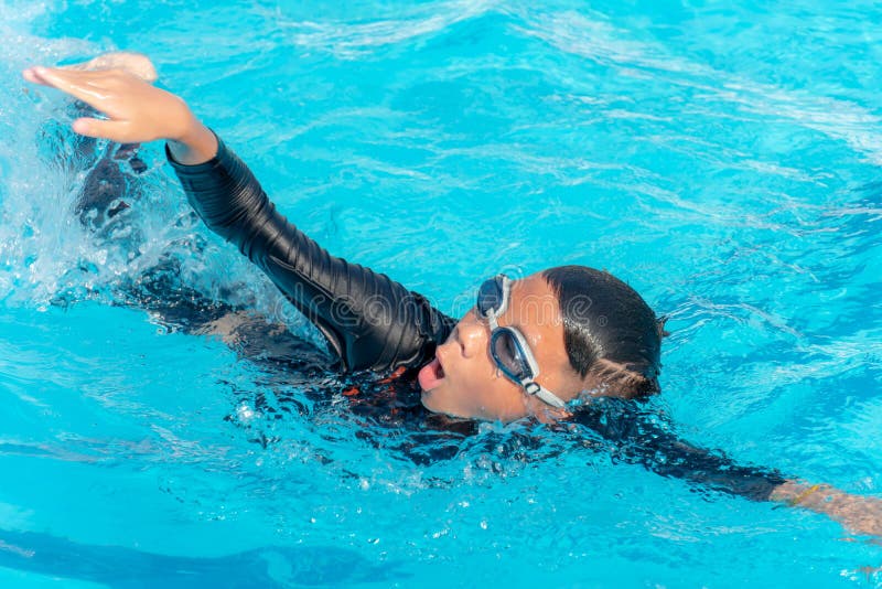 Les garçons nagent dans la piscine photographie stock libre de droits Les garçons nagent dans la piscine photographie stock libre de droits