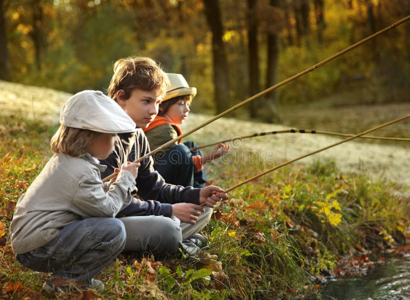 les garçons vont pêcher sur la rivière image stock les garçons vont pêcher sur la rivière image stock