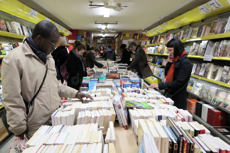 Les gens dans la bibliothèque photographie stock libre de droits Les gens dans la bibliothèque photographie stock libre de droits