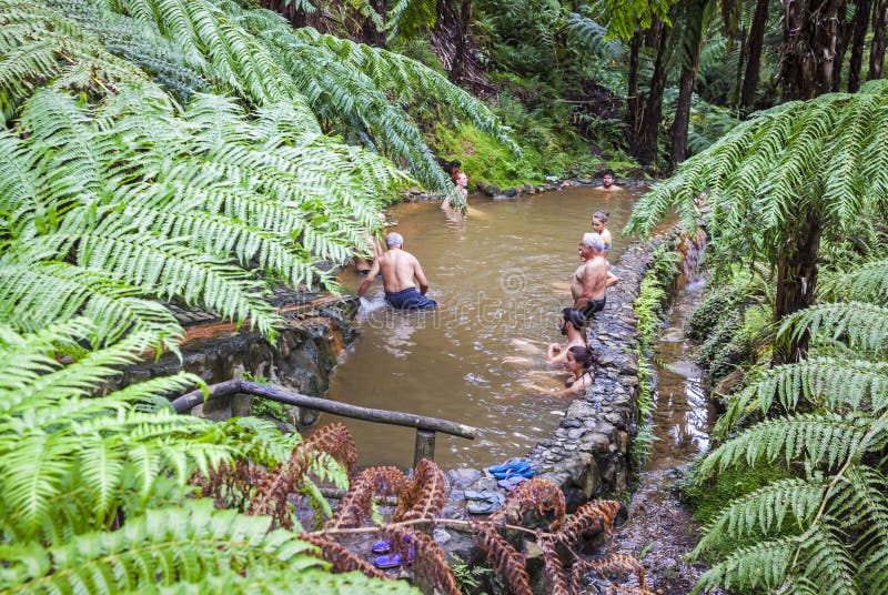 Les gens apprécient le bain dans les piscines thermiques naturelles, Açores, Portugal images libres de droits Les gens apprécient le bain dans les piscines thermiques naturelles, Açores, Portugal images libres de droits