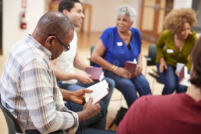 Les gens assistant à l'étude de bible ou à la réunion de groupe de livre au centre social image stock