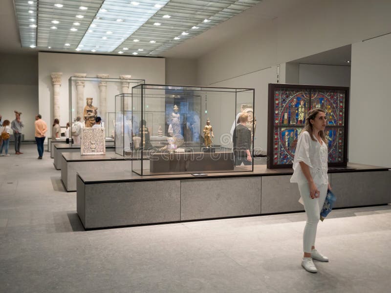 Les gens au musée de Louvre en Abu Dhabi images stock Les gens au musée de Louvre en Abu Dhabi images stock