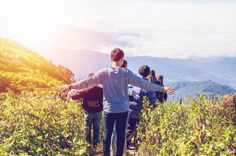 Les gens augmentant la nature et les montagnes avec le coucher du soleil s'allument photos libres de droits Les gens augmentant la nature et les montagnes avec le coucher du soleil s'allument photos libres de droits