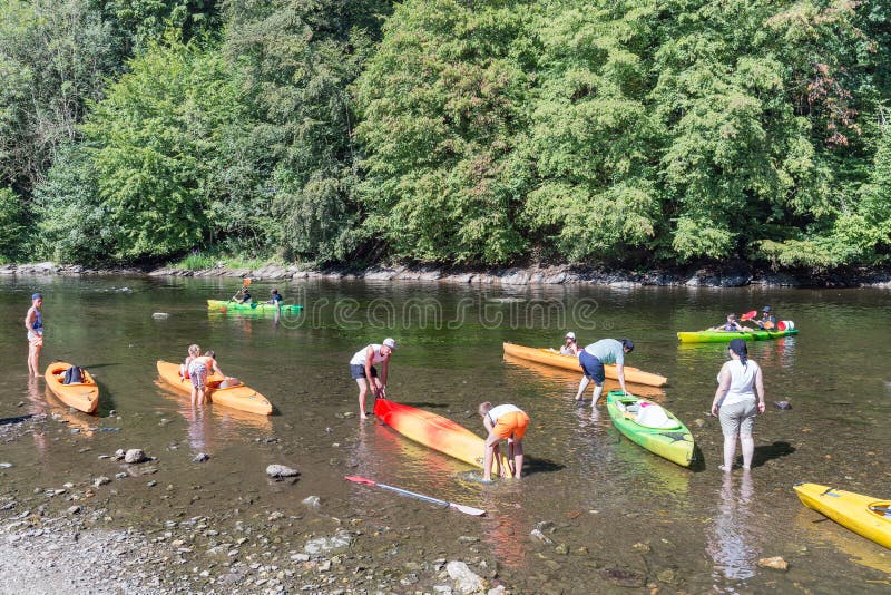 les gens avec des kayaks sur la rivière semois près du