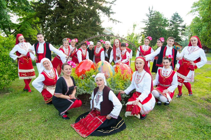 Les gens avec les costumes traditionnels de la région célèbrent Pâques photo libre de droits Les gens avec les costumes traditionnels de la région célèbrent Pâques photo libre de droits