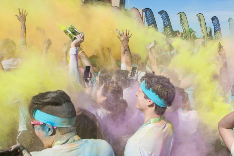 Les gens créent des explosions de couleur avec les paquets colorés de fécule de maïs image libre de droits Les gens créent des explosions de couleur avec les paquets colorés de fécule de maïs image libre de droits