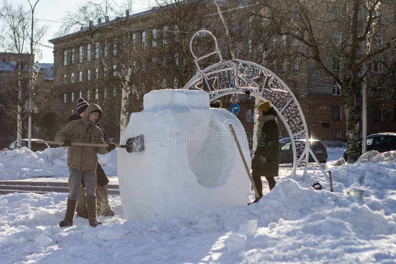 Les gens créent des sculptures sur neige photos libres de droits Les gens créent des sculptures sur neige photos libres de droits