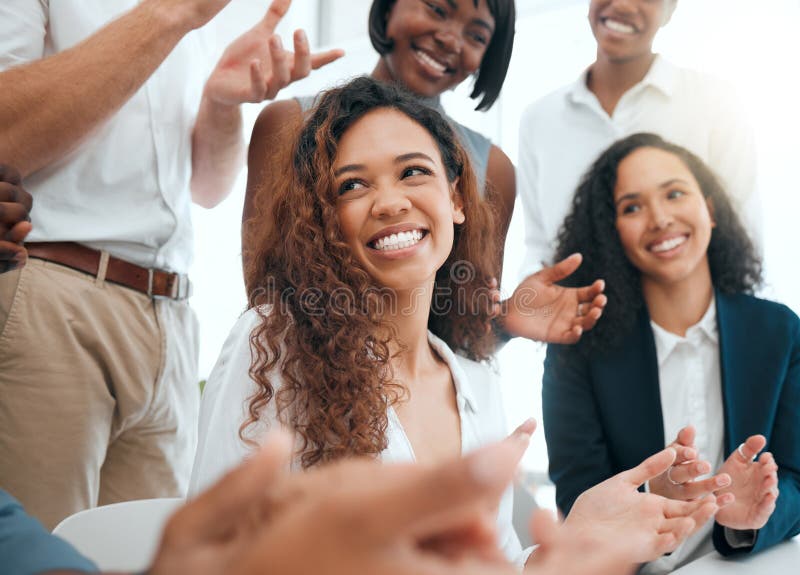Les gens d'affaires applaudissent et félicitations au bureau pour la collaboration de réussite et le succès de l'entreprise. Équip image libre de droits