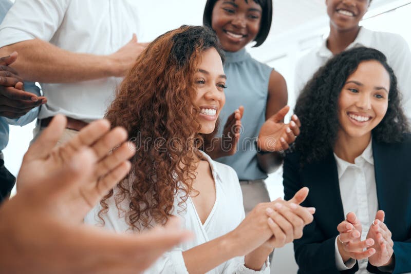 Les gens d'affaires applaudissent et ordinateur portable au bureau pour célébrer la collaboration et le succès de l'entreprise. ap images libres de droits