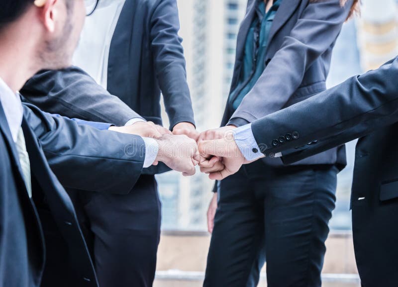 Les gens d'affaires de groupe de mains faisant le poing cogner le travail d'équipe joignent le concept réussi de soutien de mains image libre de droits