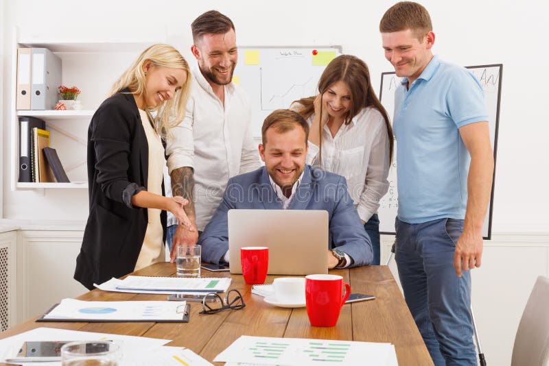 Les gens d'affaires heureux team ont ensemble l'amusement dans le bureau image stock Les gens d'affaires heureux team ont ensemble l'amusement dans le bureau image stock