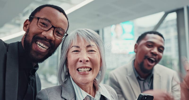 Les gens d'affaires selfie et face avec plaisir et joie de l'équipe de gestion au bureau. diversité et collaboration clips vidéos
