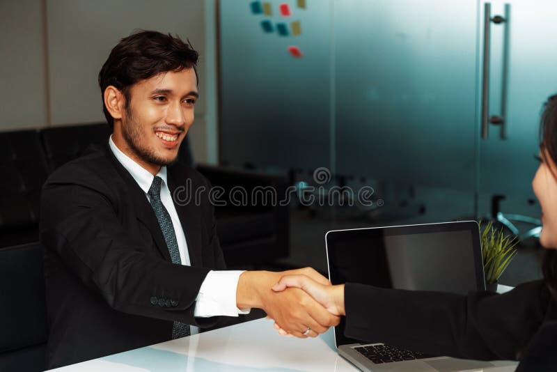 Les gens d'affaires traitent l'accord au bureau. uds photo stock