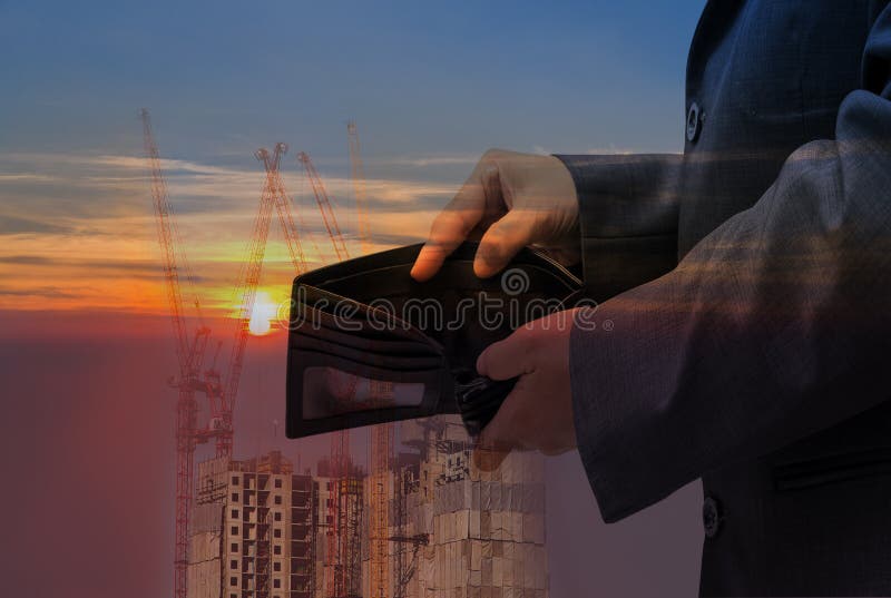 Les gens d'affaires vérifient le portefeuille noir sur le fond de bâtiment, concept d'affaires image libre de droits Les gens d'affaires vérifient le portefeuille noir sur le fond de bâtiment, concept d'affaires image libre de droits