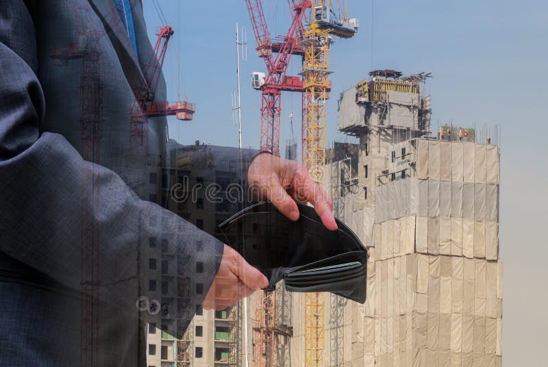 Les gens d'affaires vérifient le portefeuille noir sur le fond de bâtiment, concept d'affaires images stock Les gens d'affaires vérifient le portefeuille noir sur le fond de bâtiment, concept d'affaires images stock