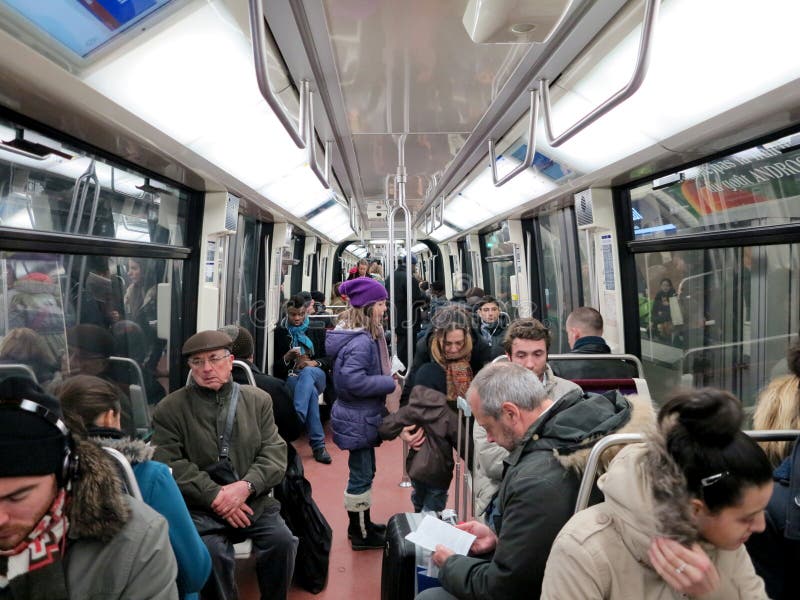 Les gens dans l'intérieur de chariot de métro