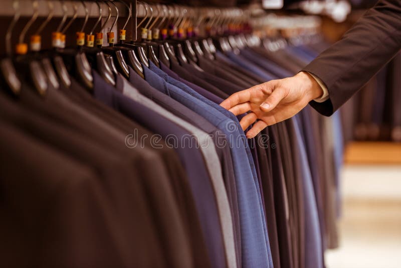 Les gens dans la boutique de costume images libres de droits Les gens dans la boutique de costume images libres de droits