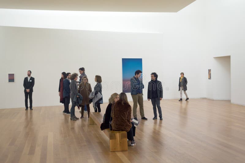 Les gens dans la galerie d'art photographie stock libre de droits Les gens dans la galerie d'art photographie stock libre de droits