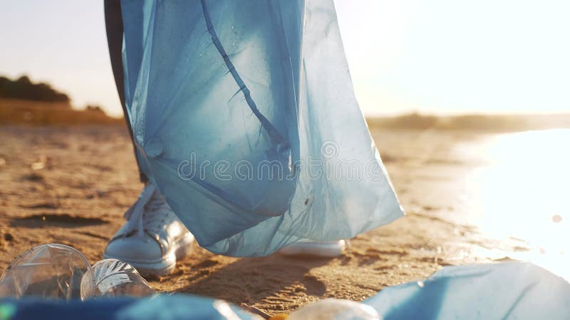 Les gens de collecte volontaire de déchets un travail d'équipe. La famille heureuse de groupe rassemble les bouteilles en plastiqu banque de vidéos