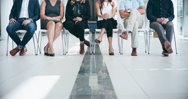 Les gens de ligne et d'affaires dans la salle d'attente pour embaucher des possibilités d'emploi et le recrutement avec le groupe images stock