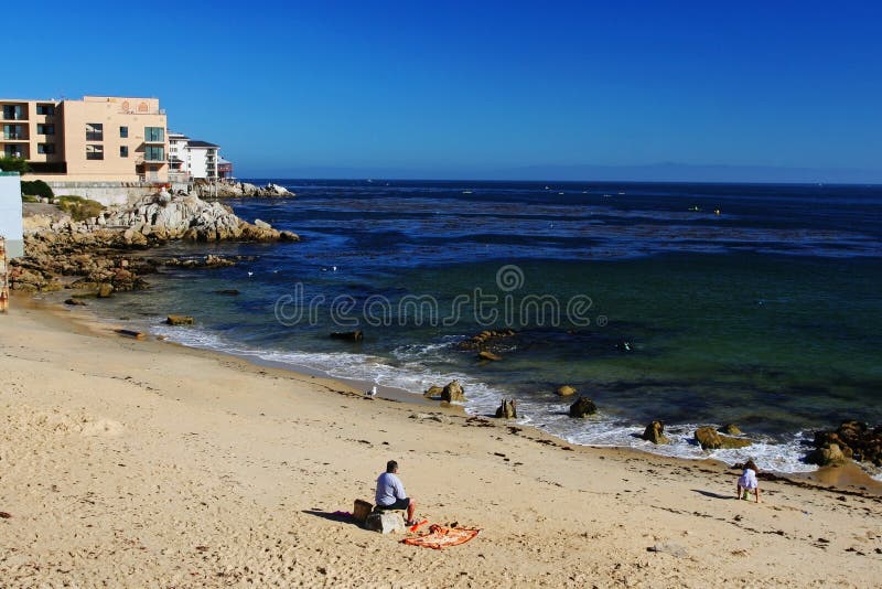 Les gens détendent sur la plage au verger Pacifique dans Monterey photo stock Les gens détendent sur la plage au verger Pacifique dans Monterey photo stock