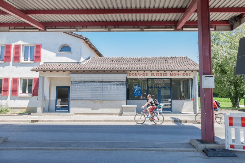 Les gens entrant en la Suisse des Frances dans lundi Idee, un passage des frontières abandonné des coutumes suisses photo stock Les gens entrant en la Suisse des Frances dans lundi Idee, un passage des frontières abandonné des coutumes suisses photo stock