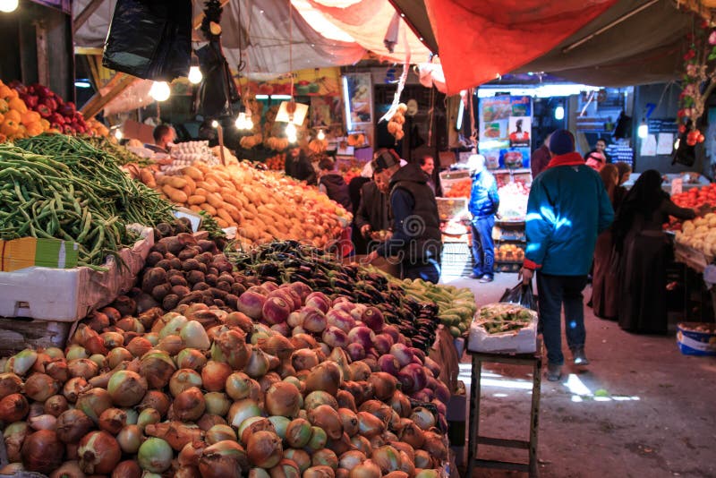 Les gens et les touristes marchant sur le marché de légumes à Amman du centre en Jordanie image stock Les gens et les touristes marchant sur le marché de légumes à Amman du centre en Jordanie image stock