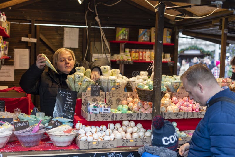 Les gens faisant des emplettes aux marchés traditionnels de Noël chez le Masaryk ajustent Masarykovo Namesti à Brno, République T image stock Les gens faisant des emplettes aux marchés traditionnels de Noël chez le Masaryk ajustent Masarykovo Namesti à Brno, République T image stock