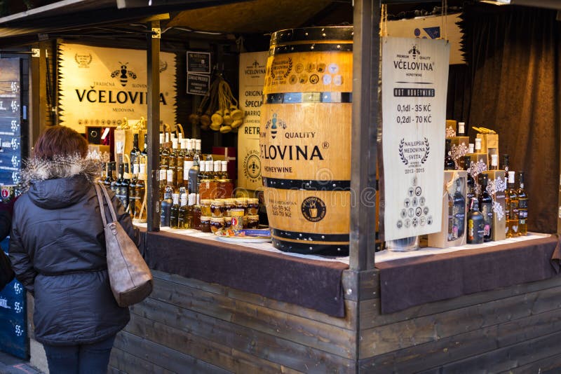 Les gens faisant des emplettes aux marchés traditionnels de Noël chez le Masaryk ajustent Masarykovo Namesti à Brno, République T images libres de droits Les gens faisant des emplettes aux marchés traditionnels de Noël chez le Masaryk ajustent Masarykovo Namesti à Brno, République T images libres de droits