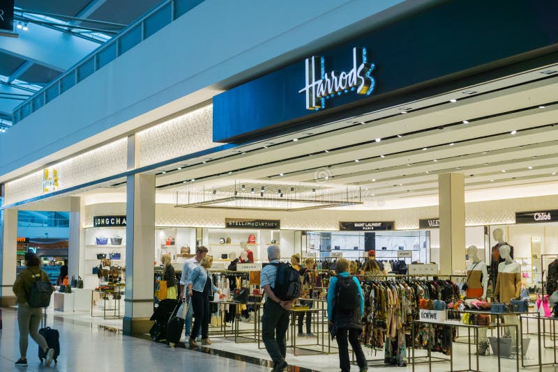 Les gens faisant des emplettes chez Harrods photographie stock libre de droits Les gens faisant des emplettes chez Harrods photographie stock libre de droits