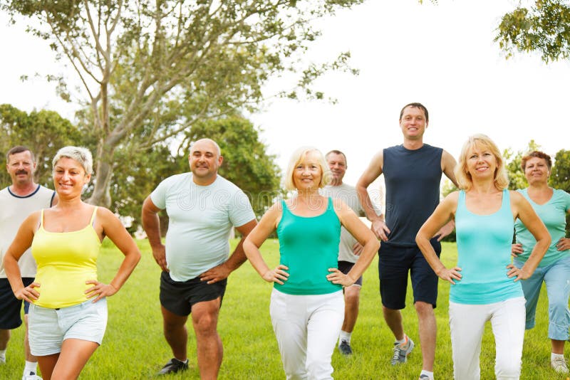 Les gens faisant des exercices de flexibilité photos stock