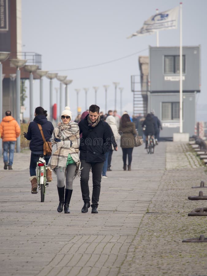 Les gens flânant sur Larsens Plads, Copenhague image libre de droits Les gens flânant sur Larsens Plads, Copenhague image libre de droits