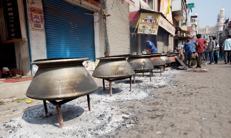 Les gens font cuire la nourriture avec du bois du feu, dans les rues, sur Mohammed Prophet Birth Day, pour le peopl de distributi photographie stock Les gens font cuire la nourriture avec du bois du feu, dans les rues, sur Mohammed Prophet Birth Day, pour le peopl de distributi photographie stock
