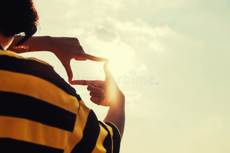les gens font la main encadrant semblant le lever de soleil éloigné de vue Concept d'affaires photo libre de droits les gens font la main encadrant semblant le lever de soleil éloigné de vue Concept d'affaires photo libre de droits