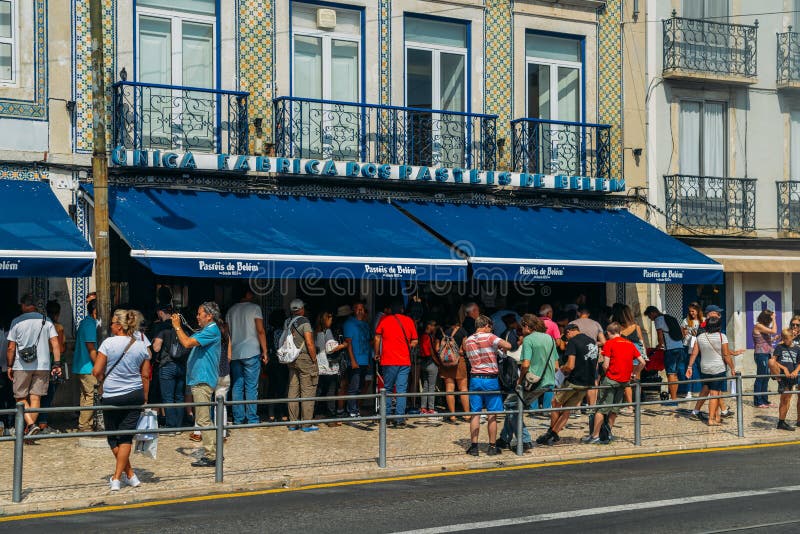 Les gens font la queue devant la boulangerie de Pasteis De Belem à Lisbonne, Portugal qui est le lieu de naissance de ce Portugai photo stock Les gens font la queue devant la boulangerie de Pasteis De Belem à Lisbonne, Portugal qui est le lieu de naissance de ce Portugai photo stock