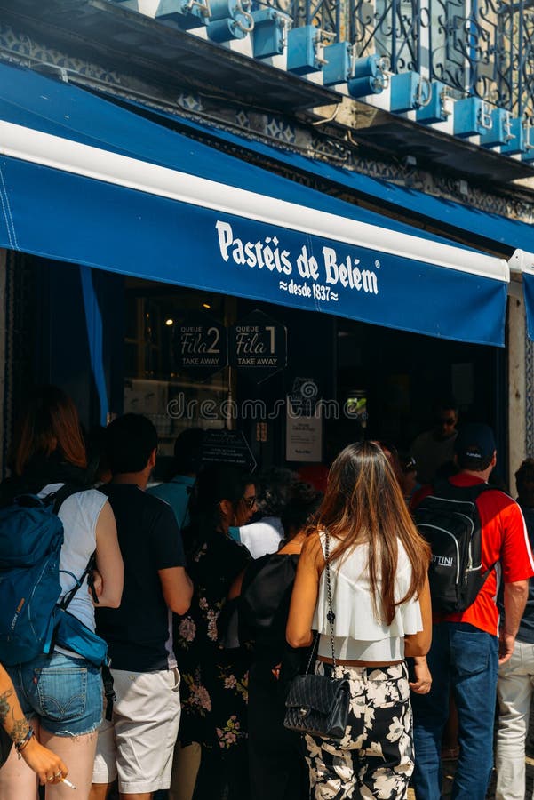 Les gens font la queue devant la boulangerie de Pasteis De Belem à Lisbonne, Portugal qui est le lieu de naissance de ce Portugai photos stock Les gens font la queue devant la boulangerie de Pasteis De Belem à Lisbonne, Portugal qui est le lieu de naissance de ce Portugai photos stock