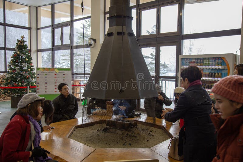 Les gens froids et rester sur le feu au Ropeway de Shinhotaka, Alpes du Japon, Japon images libres de droits Les gens froids et rester sur le feu au Ropeway de Shinhotaka, Alpes du Japon, Japon images libres de droits