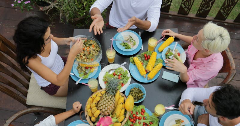Les gens groupent manger la vue d'angle supérieur végétarienne saine de nourriture, amis parlant la communication se reposant au