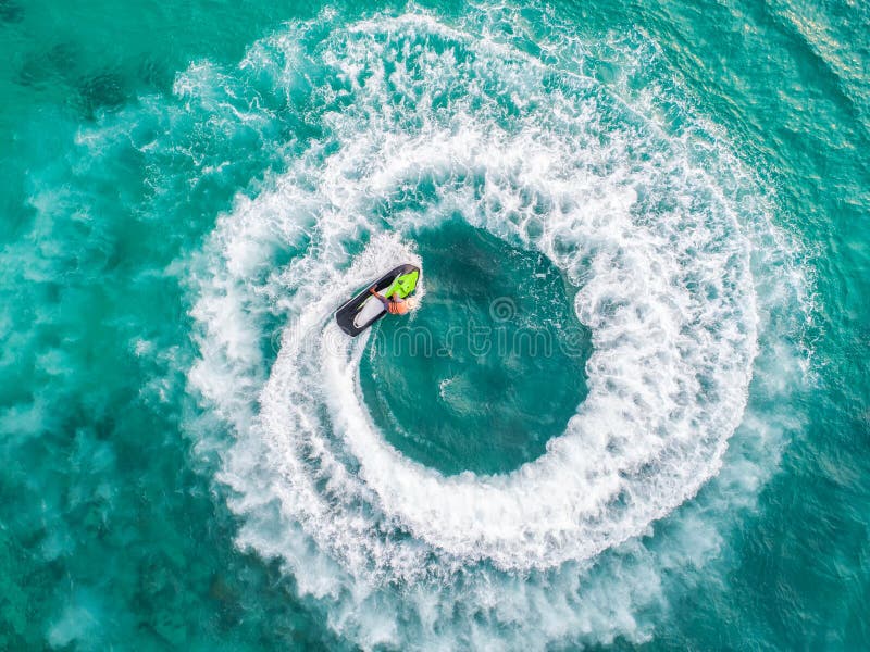 Les gens jouent au jet ski en mer pendant les vacances Vue aérienne et vue supérieure image libre de droits Les gens jouent au jet ski en mer pendant les vacances Vue aérienne et vue supérieure image libre de droits