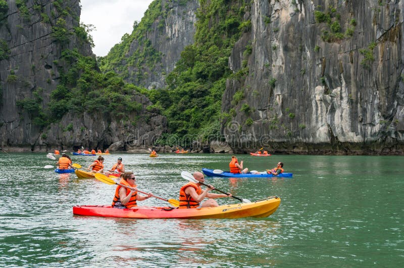Les gens Kayaking dans la baie de Halong photos stock Les gens Kayaking dans la baie de Halong photos stock