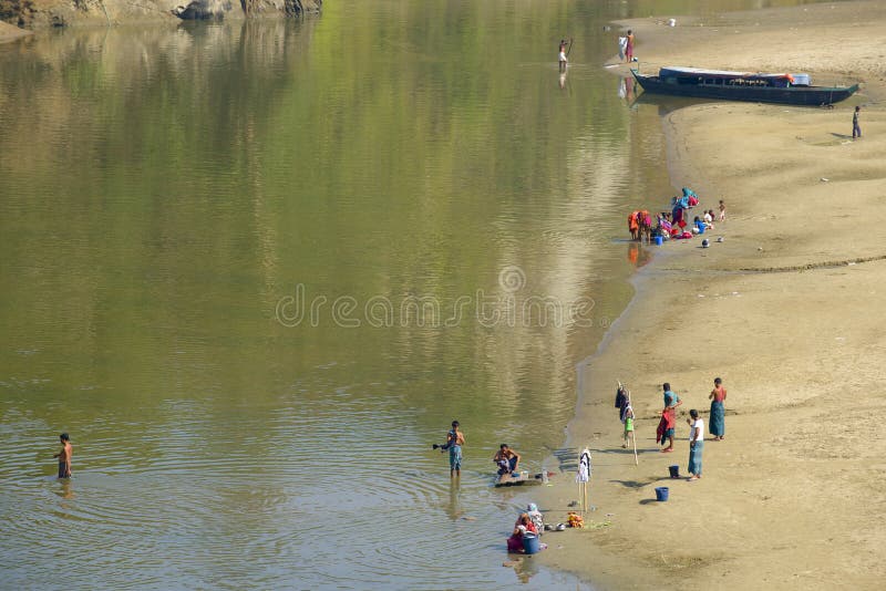 Les gens lavent des vêtements à la berge dans Bandarban, Bangladesh image libre de droits Les gens lavent des vêtements à la berge dans Bandarban, Bangladesh image libre de droits