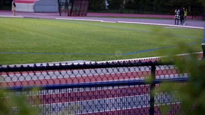 Les gens marchant au champ de sport