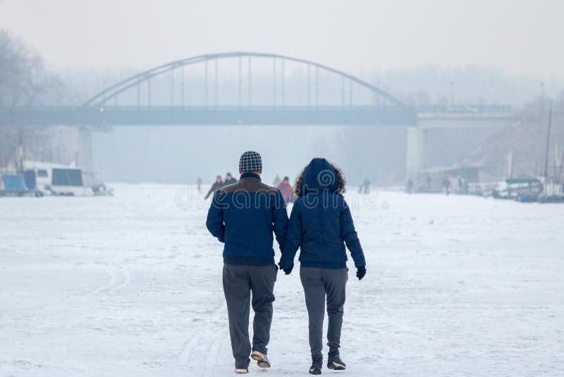Les gens marchant sur le Tamis congelé de rivière dans Pancevo, Serbie due à un temps particulièrement froid au-dessus des Balkan