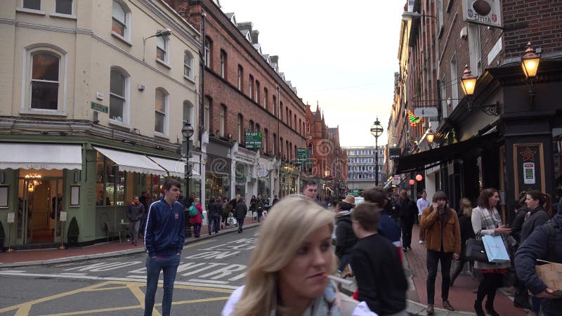 Les gens marchant sur une rue passante à Dublin