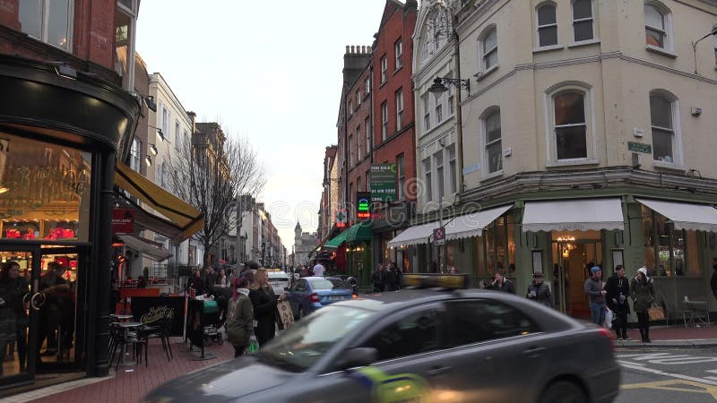 Les gens marchant sur une rue passante à Dublin