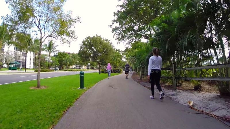 Les gens marchant sur une traînée de forme physique