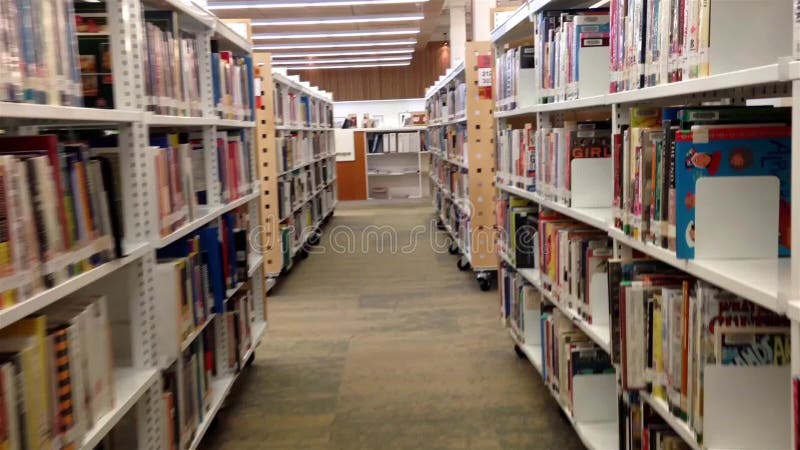 Les gens marchant à l'intérieur de la bibliothèque