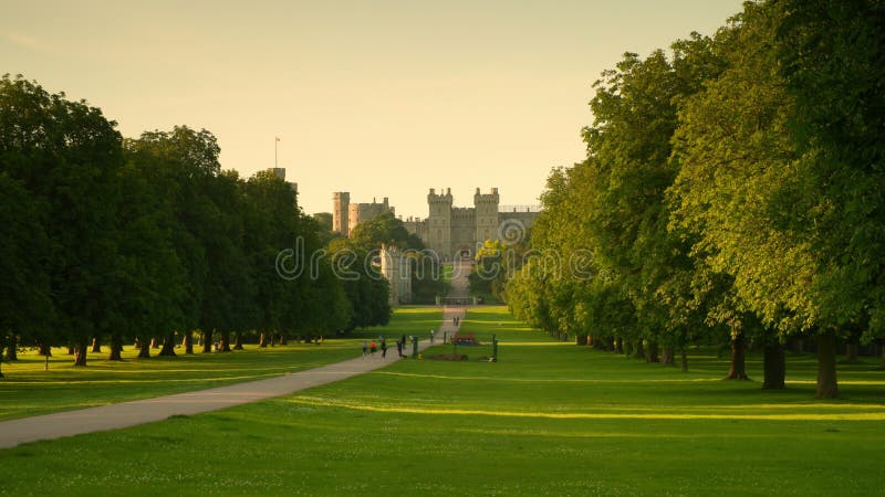 Les gens marchent le soir sur la longue promenade menant au château de windsor england